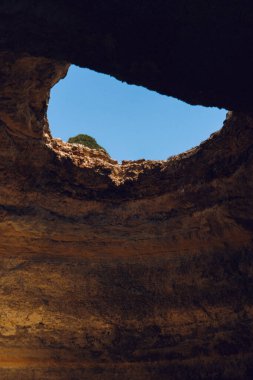 Benagil mağarası ve Algarve Portekiz 'deki mavi gökyüzü..