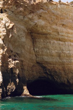 Algarve kayalıkları, mağara ve mavi su manzarası