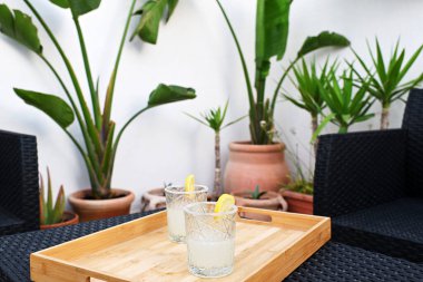 Terastaki masada iki bardak taze margarita kokteyli.