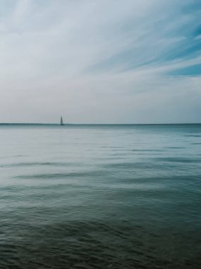 Huron Gölü 'nün sakin suları bulutlu bir günde yelkenliyle.