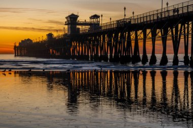 Oceanside, California 'da dramatik canlı günbatımı manzarası