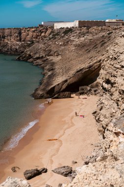 Portekiz 'deki Prainha Das Pocasby plajının manzarası.