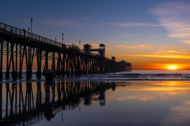 Oceanside, California 'da dramatik canlı günbatımı manzarası