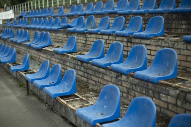 Spor standı. Stadyumdaki boş koltuklar. Stadyumdaki sandalyeler.