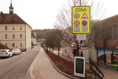 Avrupa 'nın küçük bir kasabasında hız sınırı tabelasıyla yaya bölgesine giriliyor