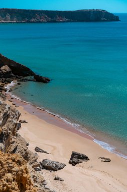 Gizli sahilin yüksek açılı manzarası.