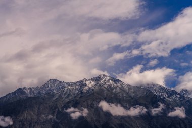 Çevredeki dağların havadan görünüşü