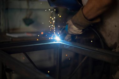 Metal kaynaklama. Yüksek sıcaklık çeliği.