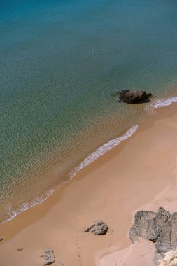 Prainha Das Pocasby kayalıkların arasından kumlu sahil manzarası.