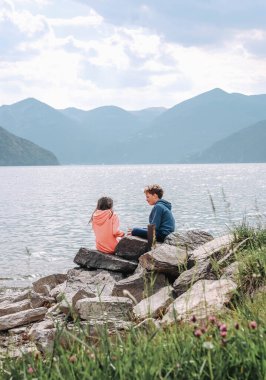 Huzurlu nehirde ikizler