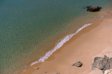 Prainha Das Pocasby kayalıkların arasından kumlu sahil manzarası.