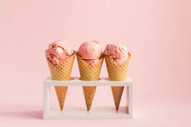 Waffle külahında çilekli dondurma.