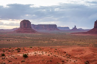 Anıt Vadisi 'nin geniş çöl zemininin üzerinde kocaman kırmızı popo kulesi