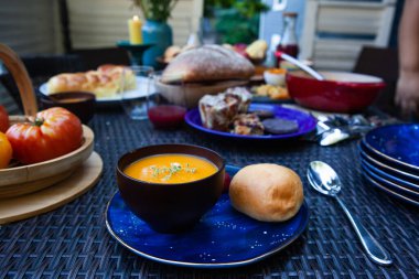 Basit bir açık hava çorbası ve ekmek.