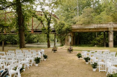 Kırsal nehir kenarı açık hava düğün töreni.