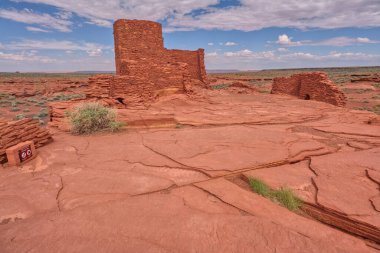 Arizona Wupatki Ulusal Anıtı 'ndaki Wukoki Pueblo Harabeleri' nin yanındaki açık alan..