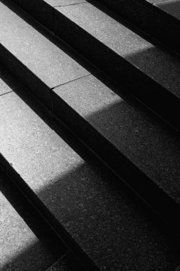 Merdivenlere ve bir binanın gölgesine yakın.