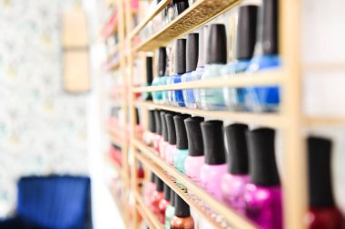 Renkli tırnak cilasının yakın plan bir duvar rafında...