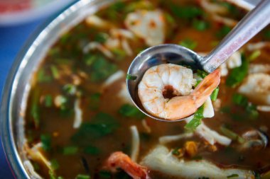 Baharatlı Tom Yum Goong Kasedeki malzemeyle ünlü Tayland yemeği