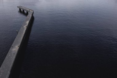 Nehir seyrüsefer engelleri veya gemiler için kılavuz yapılar