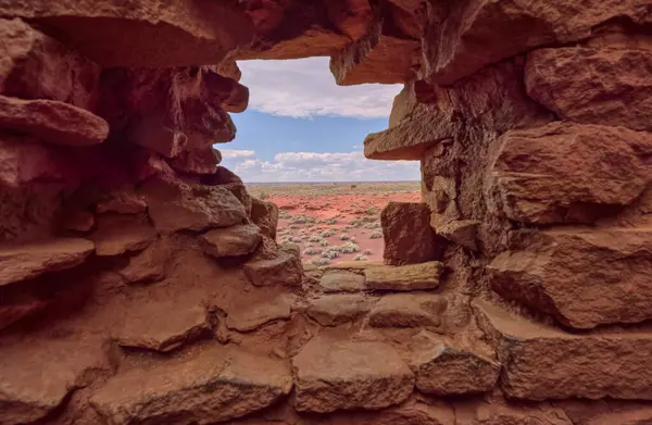 Arizona Wupatki Ulusal Anıtı 'ndaki Wukoki Pueblo harabelerinde taş bir pencereden bakın..