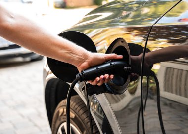 EV şarj aletini dışarıdaki elektrikli araca takmayı kapat..