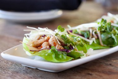 Lahanayla süslenmiş tavuklu marul.