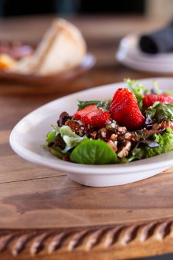 Şekerli fındıklı ve dikey yeşillikli çilekli salata.