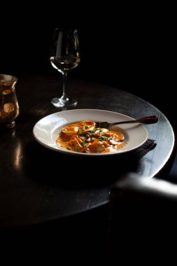 Dikey sosla kaplı bir mantı tabağı.