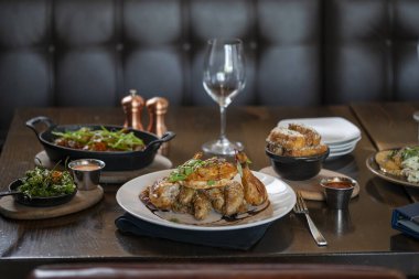 Yemek odasındaki masaya yayılmış abur cubur.