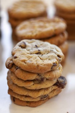 Çikolata parçacıklı kurabiye yığınını kapat.