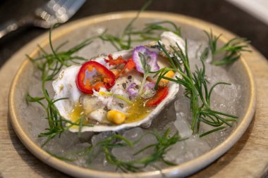 Yarım kabuklu istiridye ve renkli garnitür.