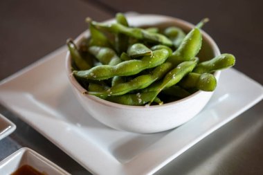 Restoranda küçük bir kase edamame.