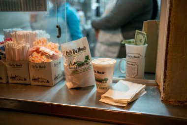 New Orleans 'taki Cafe Du Monde Nehir Yolu' nda kahve ve börek.