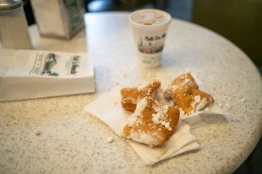 New Orleans 'taki Cafe Du Monde' da beignets ve kahve.