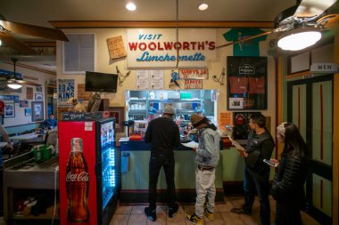 Parkway Fırını ve Taverna New Orleans 'ın içinde hat var.