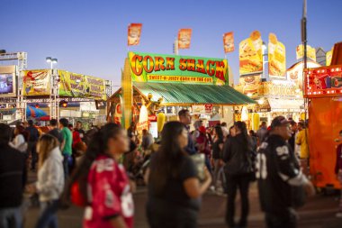 Eyalet panayırı gece Corn Shack büfesi etrafında kalabalıklaştı