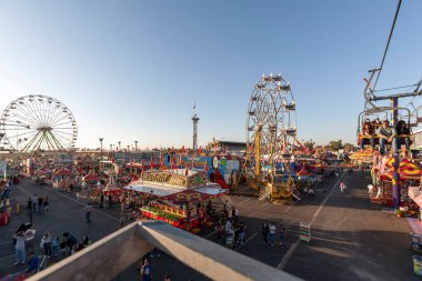 Arizona eyalet panayırı kayakla gezintiye çıkıyor.