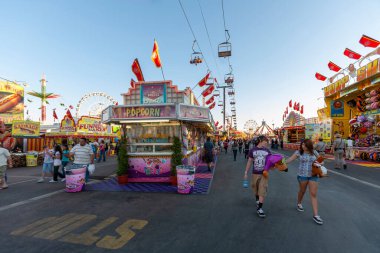 Arizona eyalet fuarında yürüyen genç bir çift