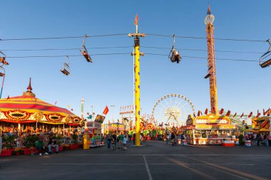 Eyalet panayırında kayak kaldırma aracı ve kuleler