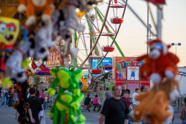 Fuar alanlarından hareketli bir sahne. Oyunlar ve gezintiler.