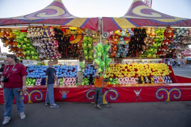Eyalet panayırındaki karnavaldaki çocuklar
