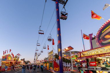 İlçe panayır alanı kayak kaldırma, oyunlar, satıcılar