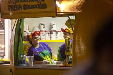 İşçiler limonata standında takılıyorlar.