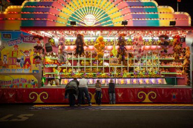 Akşamki karnaval oyunu insanların oynamasıyla aydınlandı.