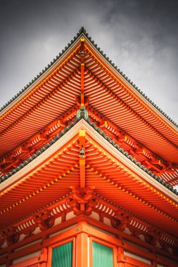 Kırmızı pagoda çatısının ayrıntıları
