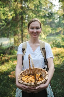 Ormanda mantar toplayan kadın.