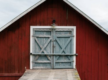Yüksek sahildeki bir yazlıkta geleneksel İsveç ahır kapıları.