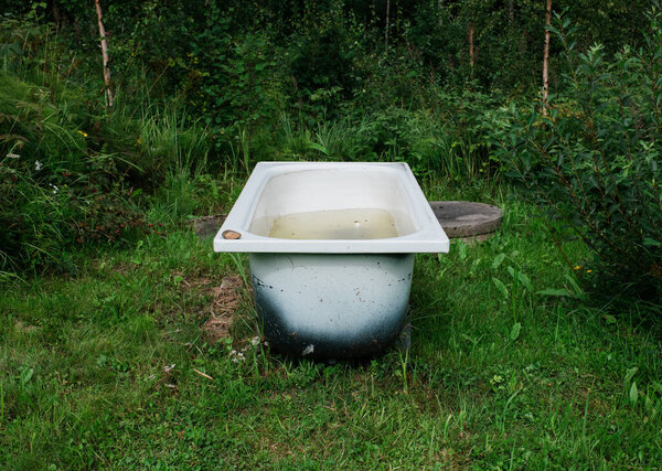 ванна на открытом воздухе с водой в траве в Швеции