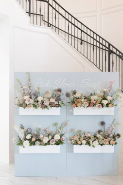 Lüks Düğün Resepsiyon Tablosu Çiçek Dekorasyonu Tasarımı